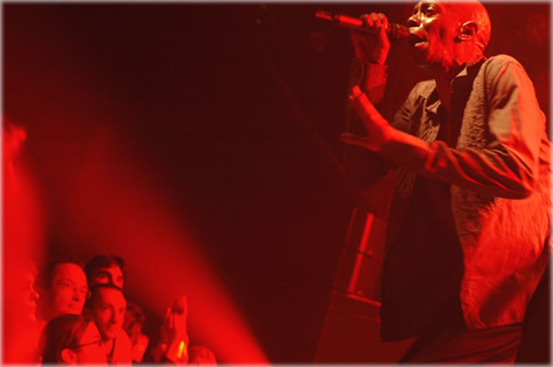 In Paris earlier this week, Maxi Jazz performs as the audience watches, seemingly nonplussed. Photo by Danielle Voirin / Planet Waves.