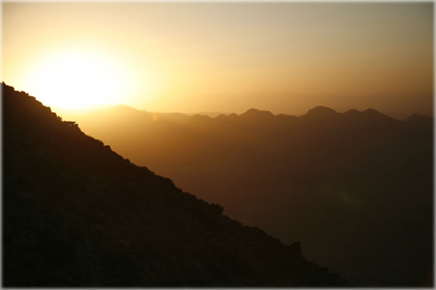 End-of-day sun falling behind Ryan Mountain in Joshua Tree National Park. Photo by Danielle Voirin.